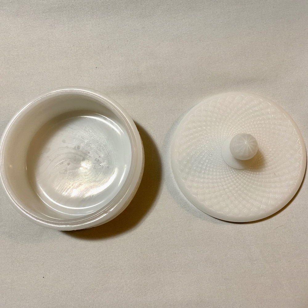 Vintage MCM Westmoreland Milk Glass English Hobnail 5” Powder Jar 1960's - Picture 3 of 4